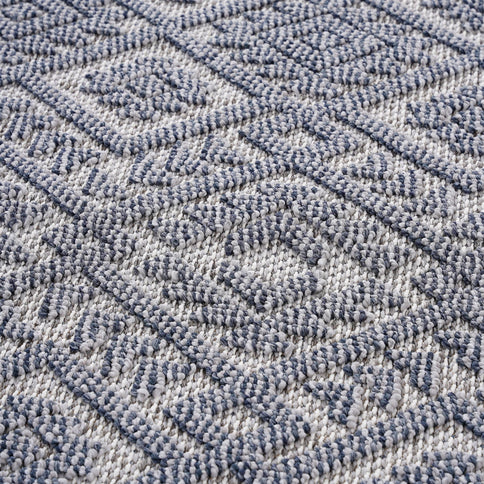 Guros - 6' X 9' Traditional Indoor / Outdoor Area Rug - White / Gray