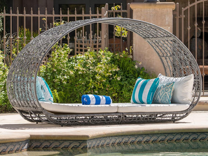 Abigal - Outdoor Wicker Daybed With Cushion