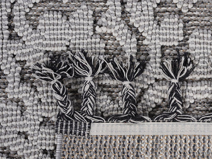 Guros - 6' X 9' Medallion Indoor / Outdoor Area Rug - Gray / White