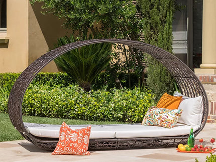 Abigal - Outdoor Wicker Daybed With Cushion