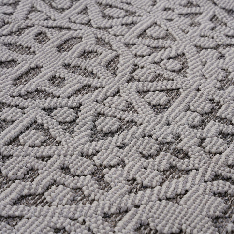 Guros - 6' X 9' Medallion Indoor / Outdoor Area Rug - Gray / White