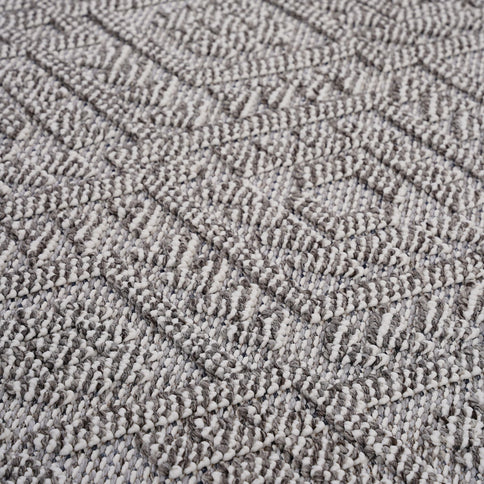 Guros - 8' X 10' Traditional Indoor / Outdoor Area Rug - White